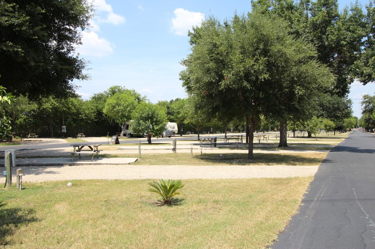 Travelers World Rv Resort San Antonio Bagian luar foto
