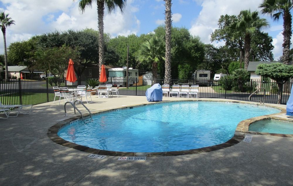 Travelers World Rv Resort San Antonio Bagian luar foto