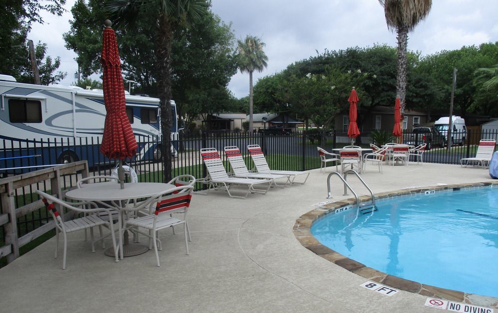 Travelers World Rv Resort San Antonio Bagian luar foto