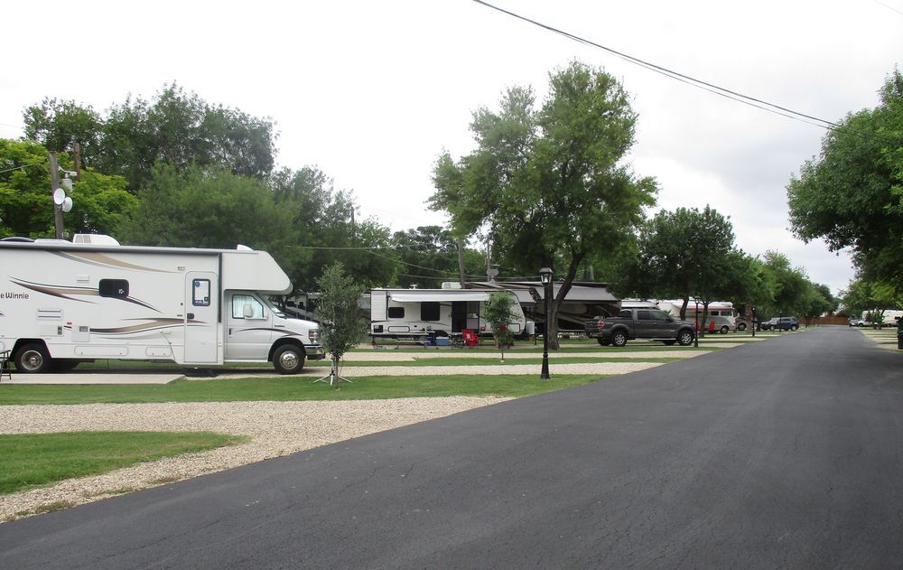 Travelers World Rv Resort San Antonio Bagian luar foto