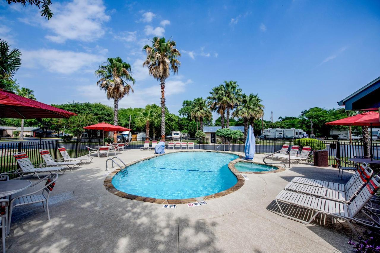 Travelers World Rv Resort San Antonio Bagian luar foto